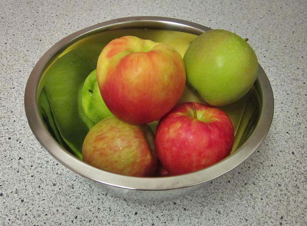 Apples: The All-American Pesticide Problem (image credits: flickr)