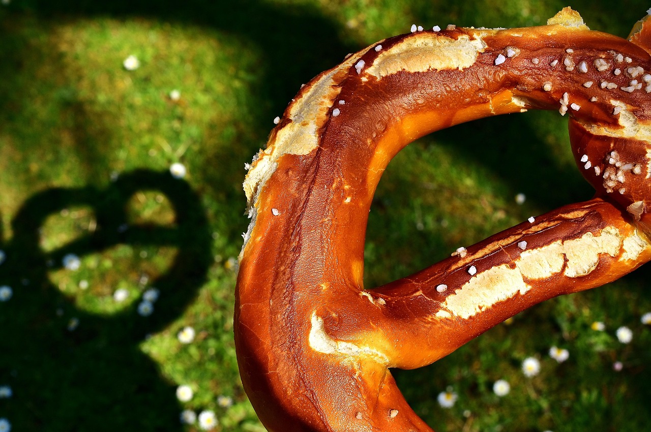 Pretzels and Crackers – The Refined Carb Culprits (image credits: pixabay)