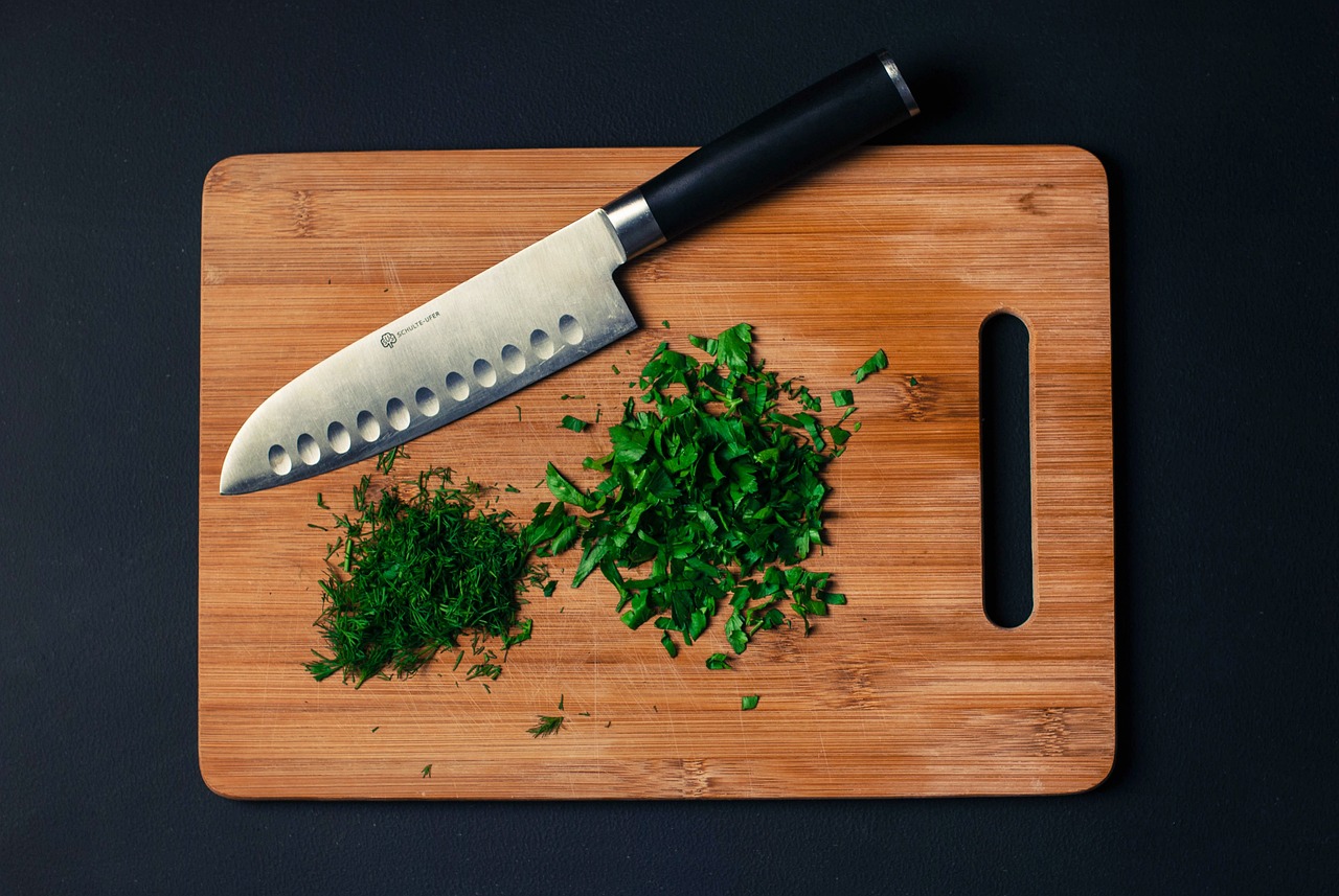 Invisible Germ Factories: Bacteria Build-Up on Cheap Surfaces (image credits: pixabay)