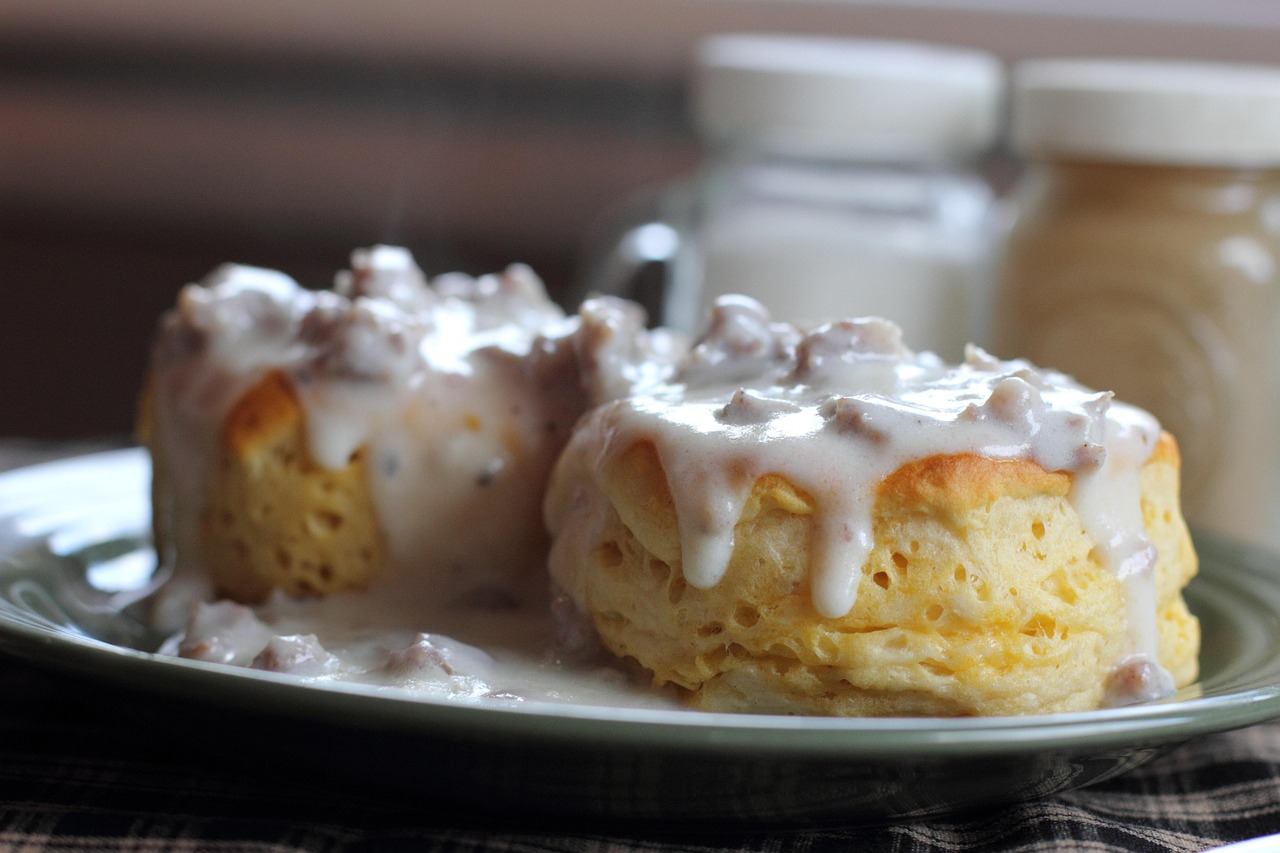 Biscuits and Gravy Create Cultural Chaos (Image Credits: Pixabay)