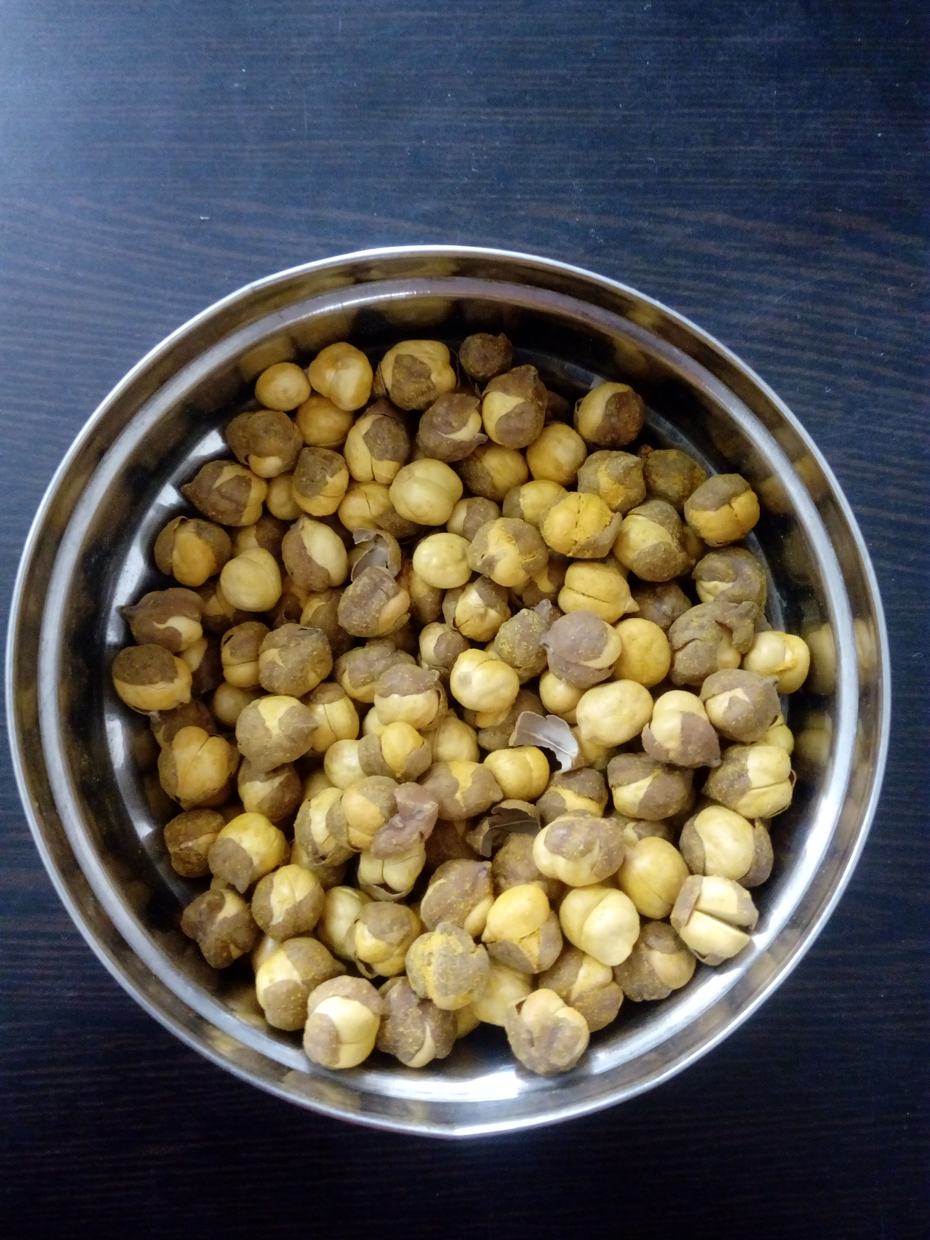 Roasted Chickpeas: Crunchy, Satisfying, and Rich in Fiber (image credits: wikimedia)