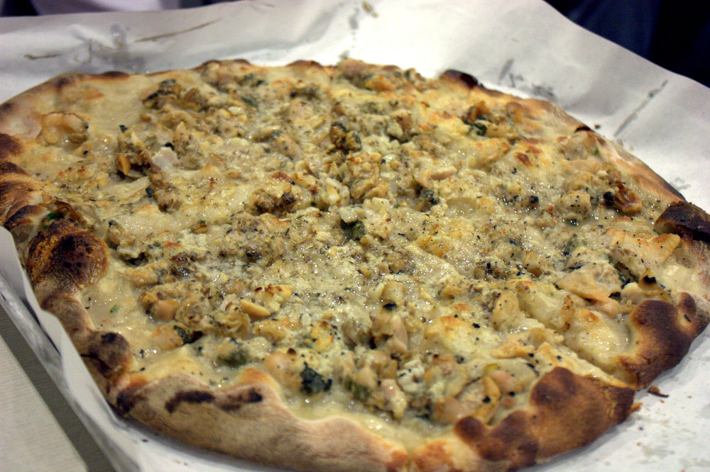 Connecticut White Clam Pizza with Mashed Potatoes (image credits: wikimedia)