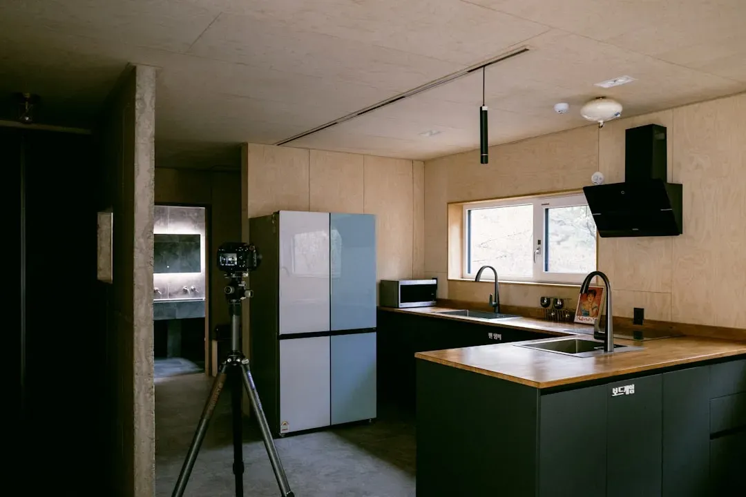 Two-Tone Kitchens Offer the Best of Both Worlds (Image Credits: Unsplash)