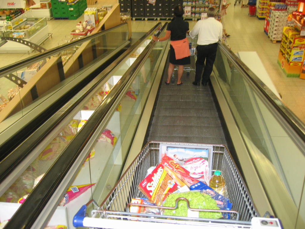 Supersized Shopping Carts Encourage Supersized Spending (image credits: flickr)
