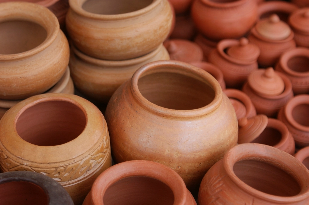 Clay Pot Cooking: When Mud Makes Magic (image credits: rawpixel)