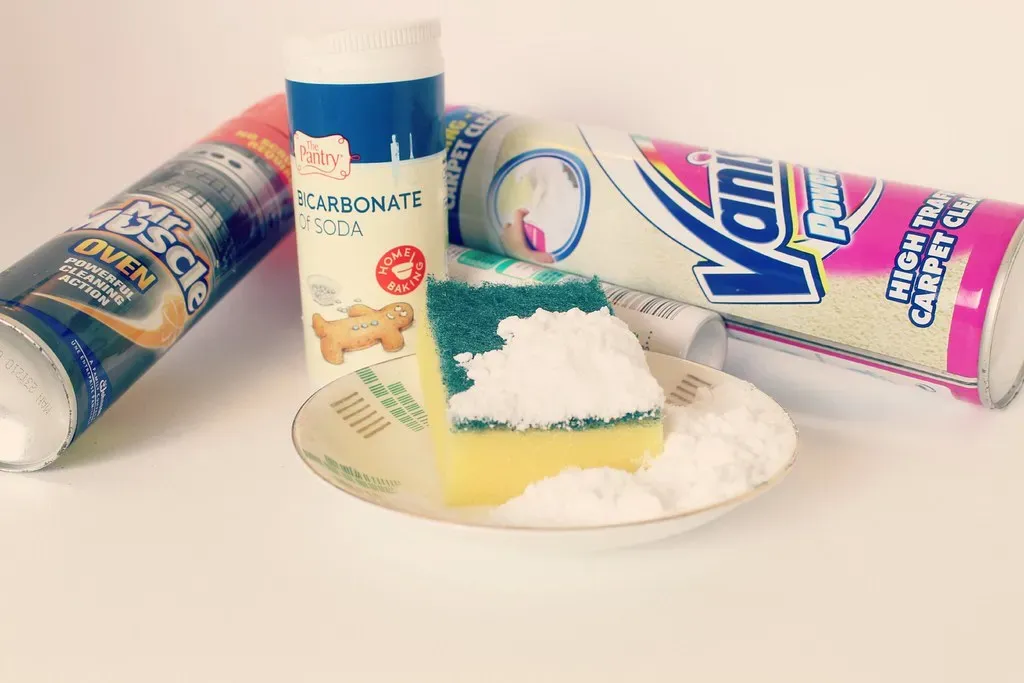 The Science Behind Baking Soda's Cleaning Power (Image Credits: Flickr)