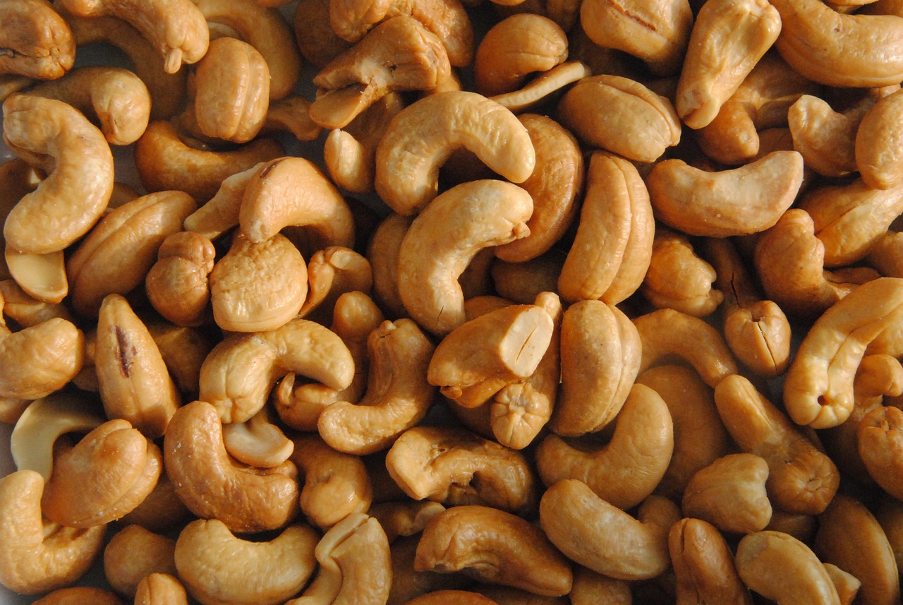 Cashews: Creamy and Satisfying (image credits: pixabay)