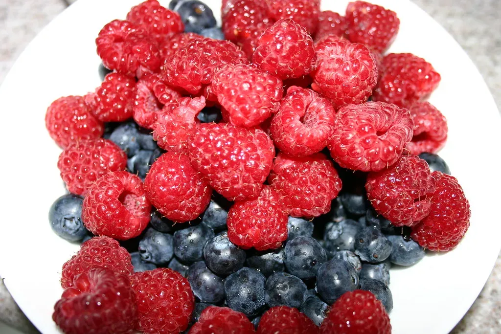 Berries Packed With Antioxidants (Image Credits: Flickr)