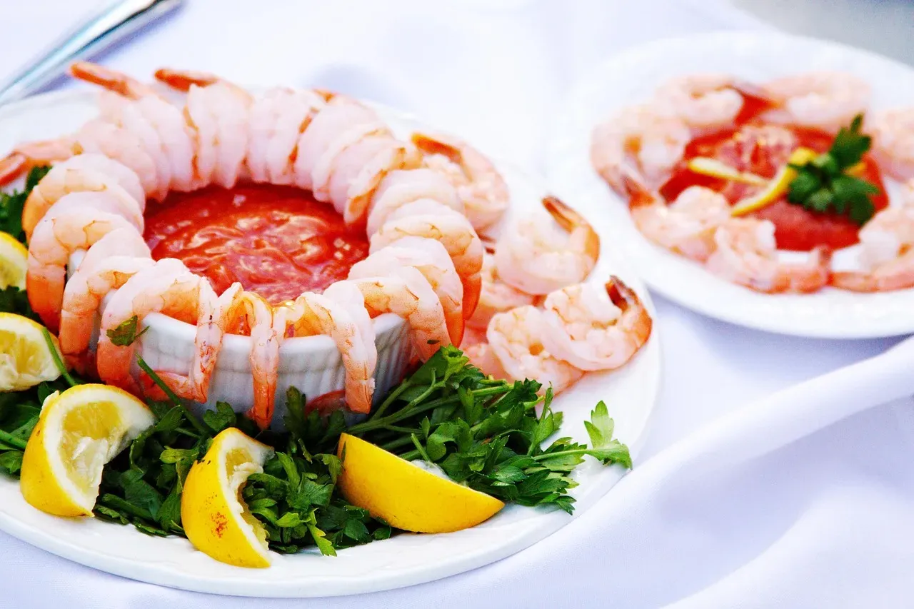 3. Pre-Made, Piled-Up Shrimp Cocktail - Sad and Soggy Every Time (Image Credits: Pixabay)