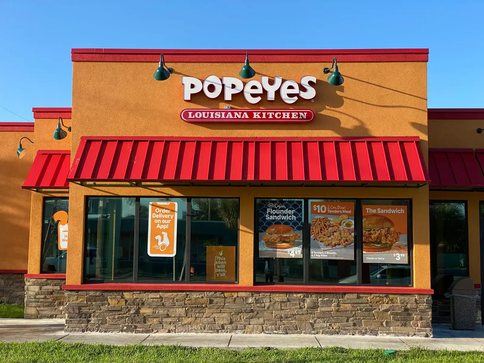 5. The Popeyes Chicken Po' Boy - A Louisiana Legend Lost (Image Credits: Wikimedia)