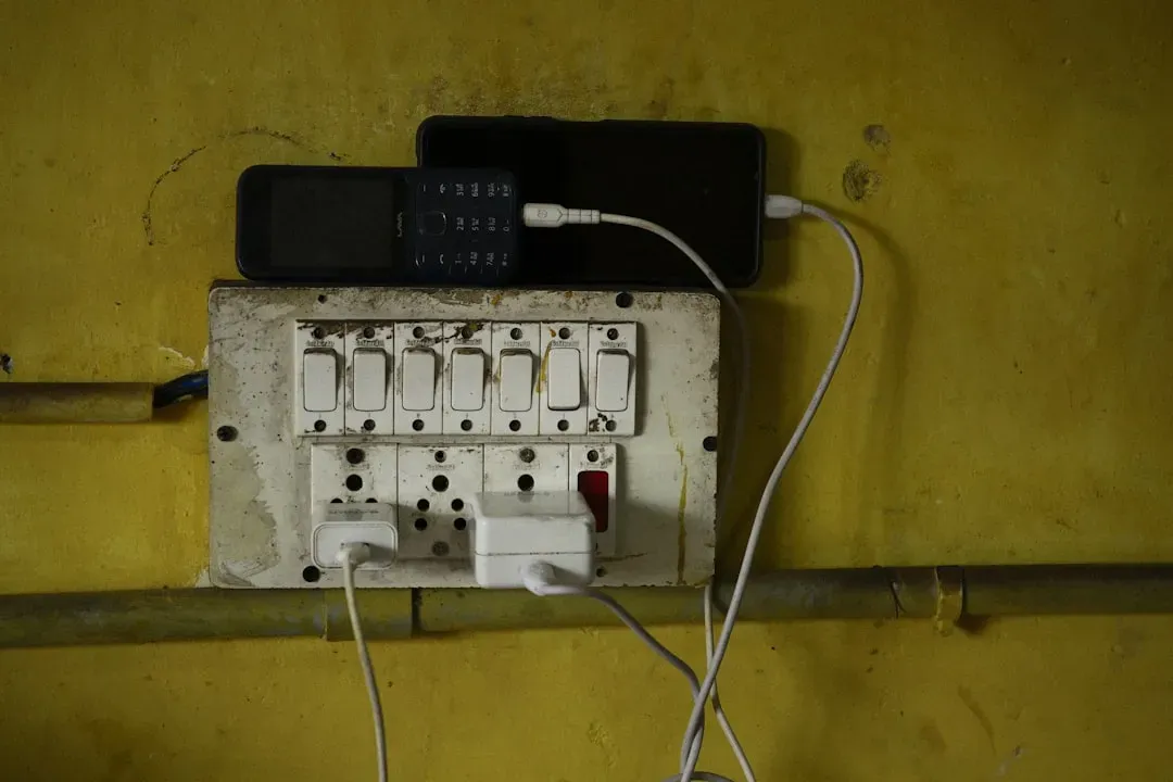 Ungrounded Three-Prong Outlets in Older Homes (Image Credits: Unsplash)