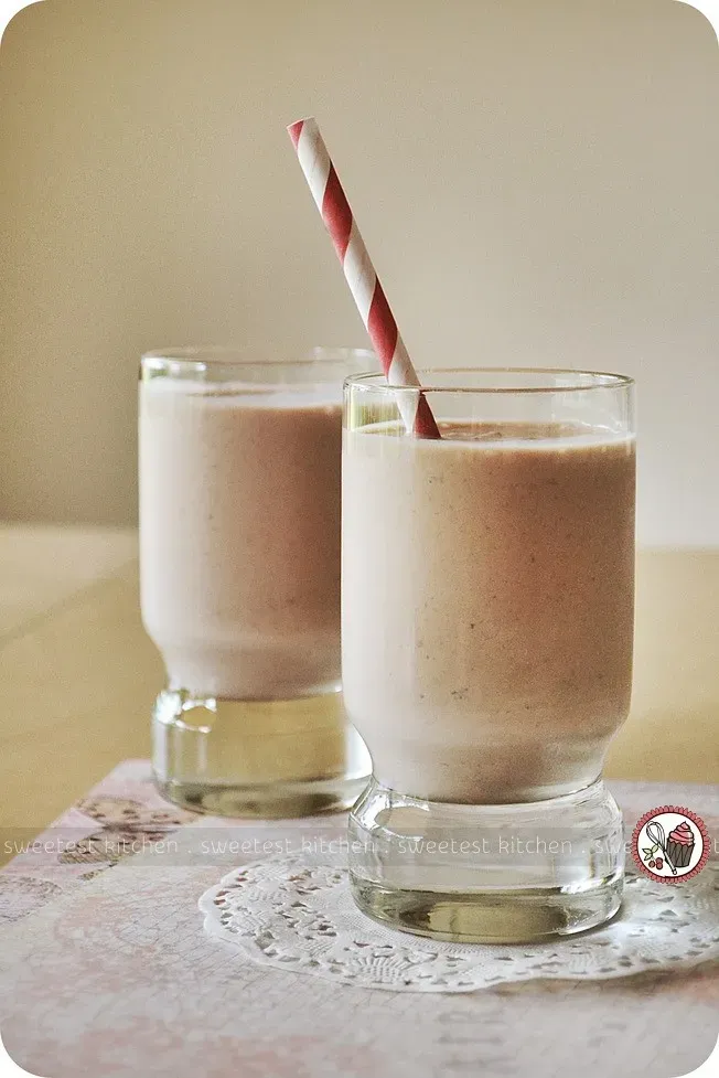 Peanut Butter Banana Smoothies That Go Overboard (Image Credits: Flickr)