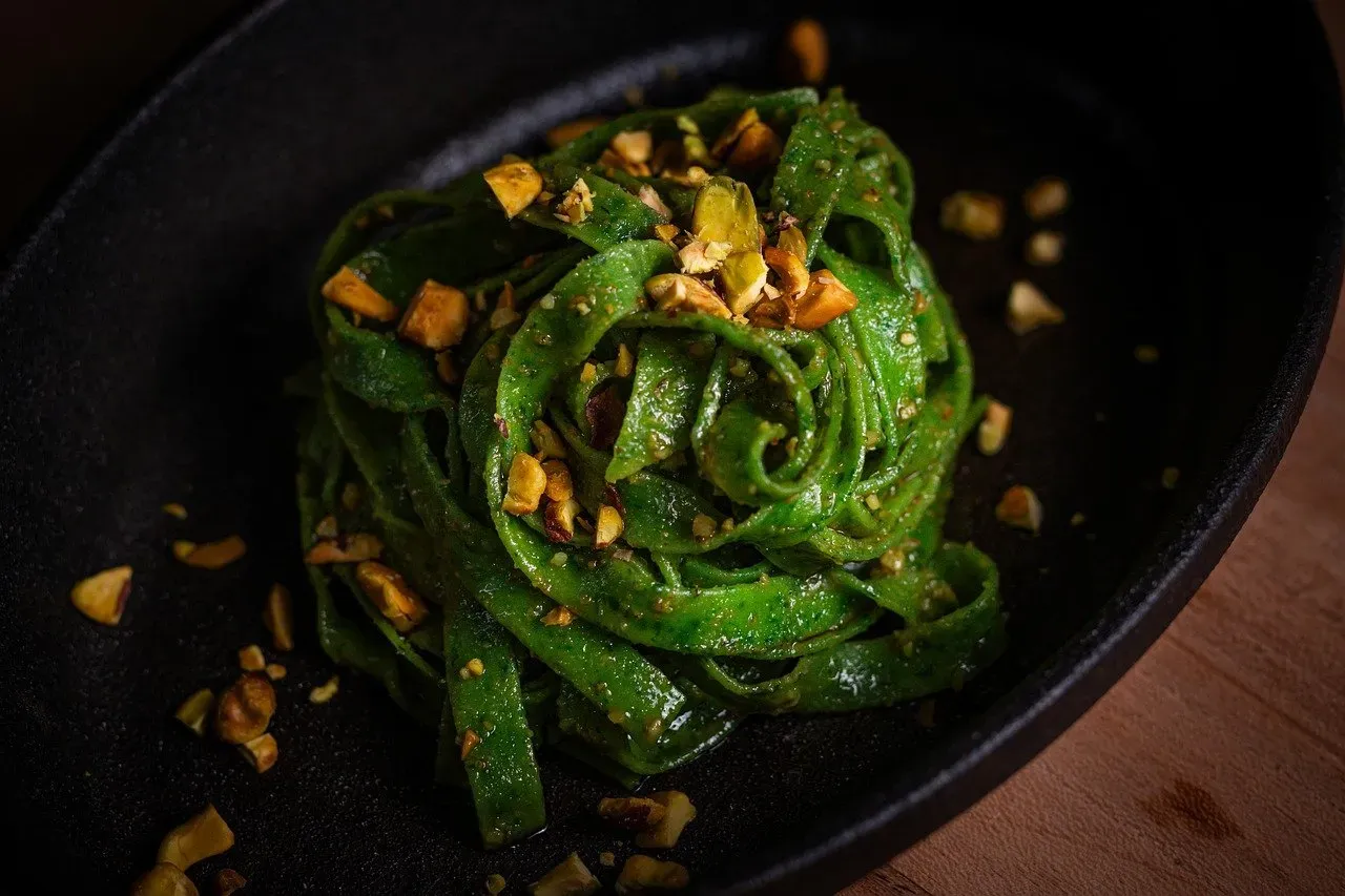 2. One-Pot Creamy Tomato and Spinach Pasta (Image Credits: Pixabay)