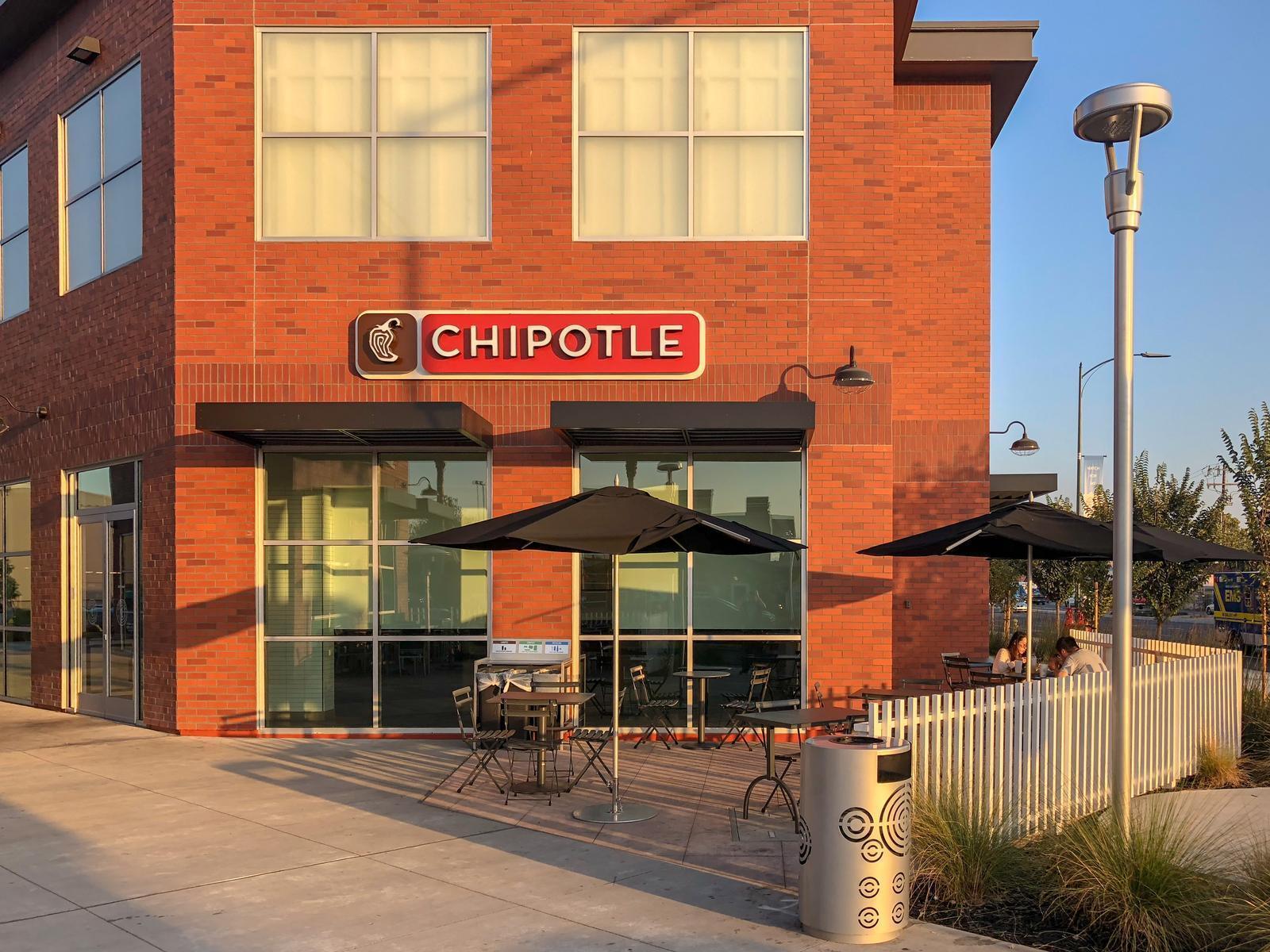 Chipotle: The Assembly-Line Revolution (Image Credits: Chipotle Outdoor Seating at 1566 Monterey St in San Jose, California, CC BY 2.0, https://commons.wikimedia.org/w/index.php?curid=101264421)