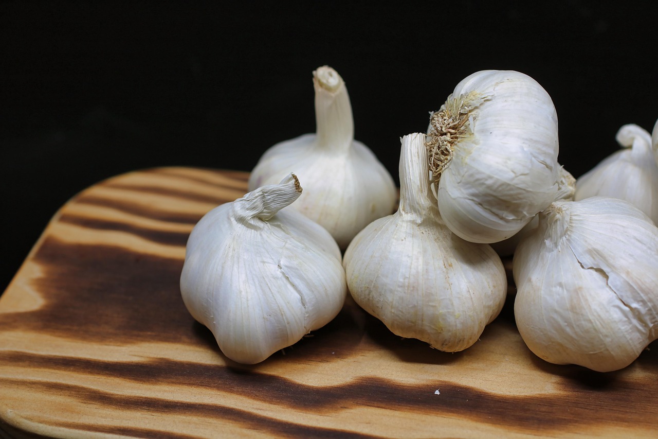 Garlic: The Flavorful Heart Helper (image credits: pixabay)