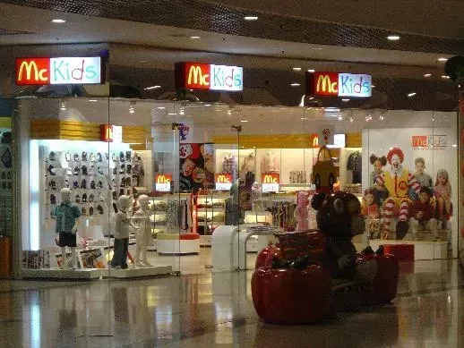 Kids Are Losing Their First Real Restaurant Freedom (Image Credits: By Brian Chow, CC BY 2.0, https://commons.wikimedia.org/w/index.php?curid=36930307)