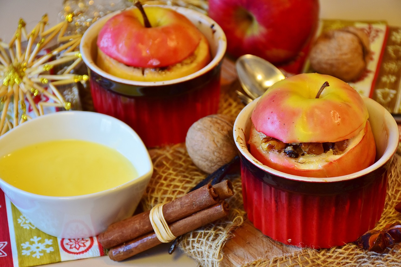 15. Baked Apples with Cinnamon (image credits: pixabay)