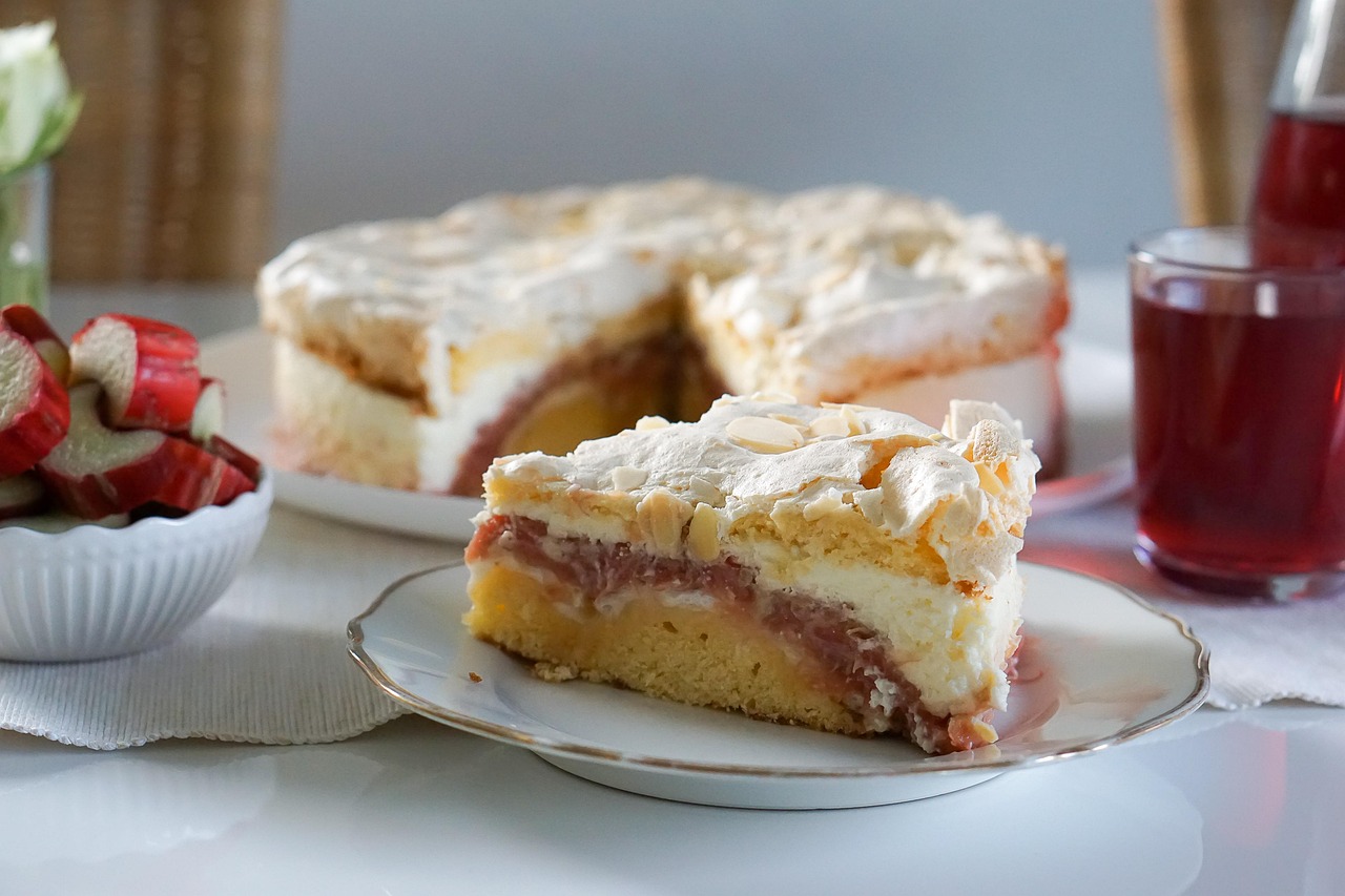 Hearty Rhubarb Pie: Spring's Tart Awakening (image credits: pixabay)