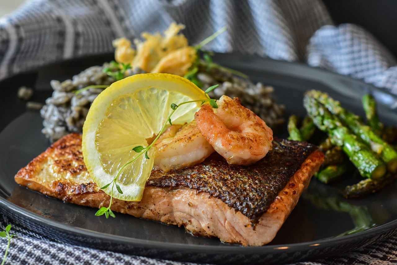 Grilled Salmon with Asparagus (image credits: pixabay)