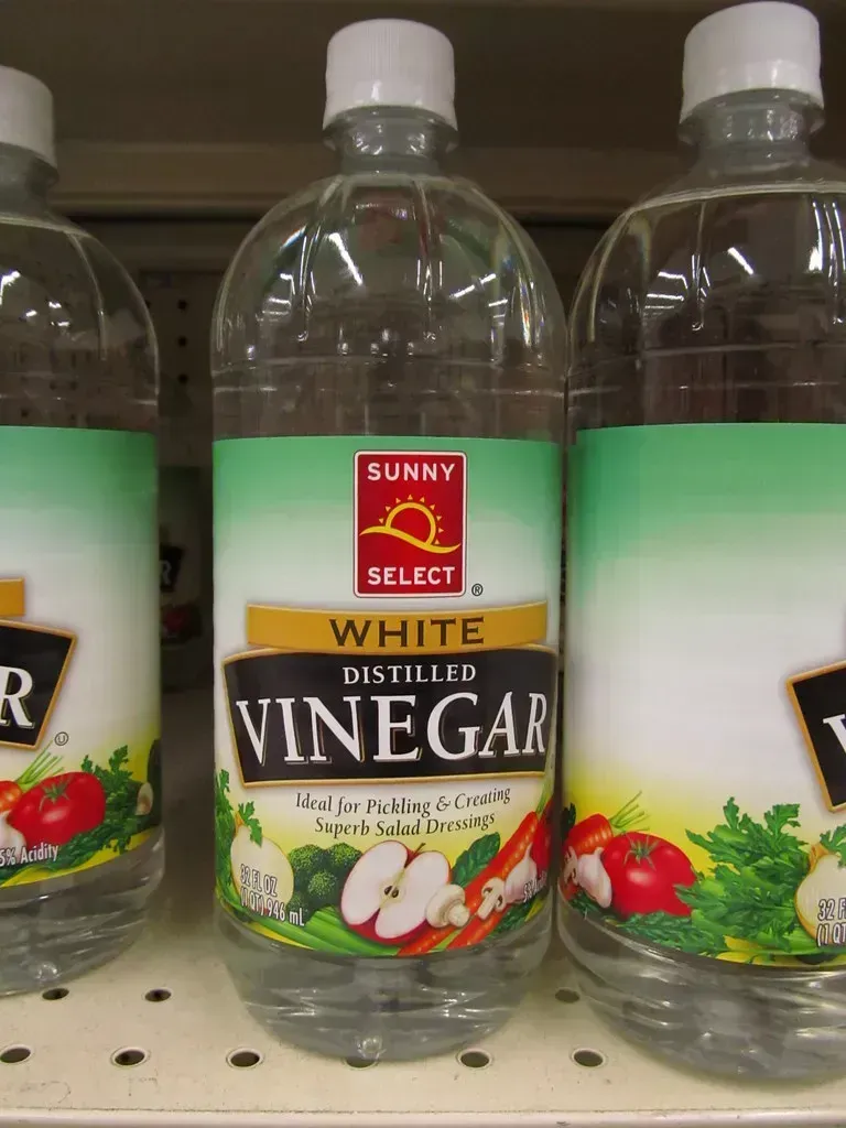 6. White Vinegar: The Acid That Never Quits (Image Credits: Flickr)