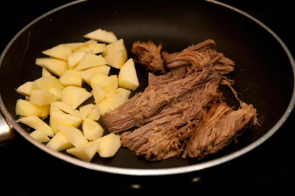 The Umami Effect: Why Reheated Meat Tastes Richer (Image Credits: Flickr)
