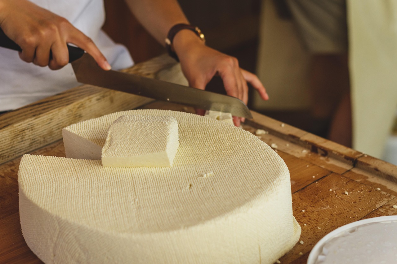 Raw Milk Cheeses: European Staples Forbidden in America (image credits: pixabay)