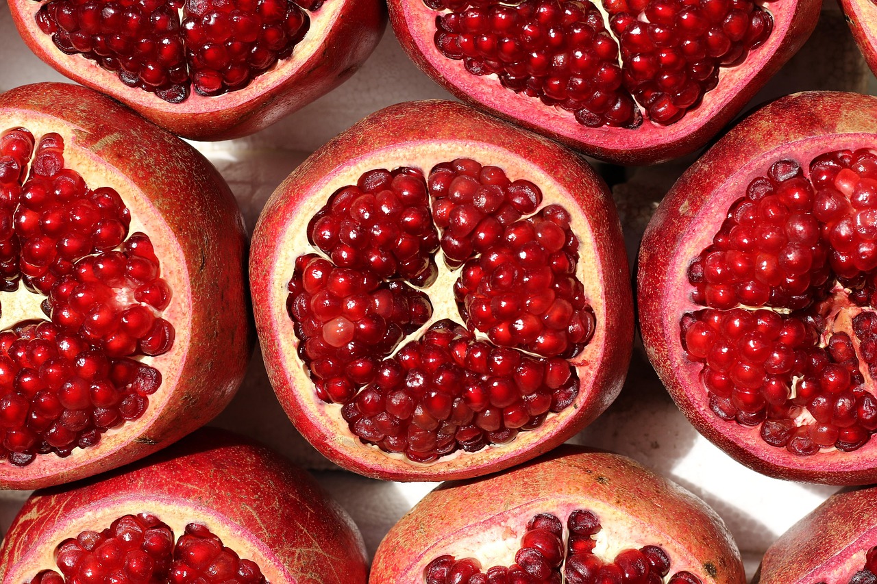 The Antioxidant Dynamo: Pomegranates Pack Serious Anti-Aging Power (image credits: pixabay)