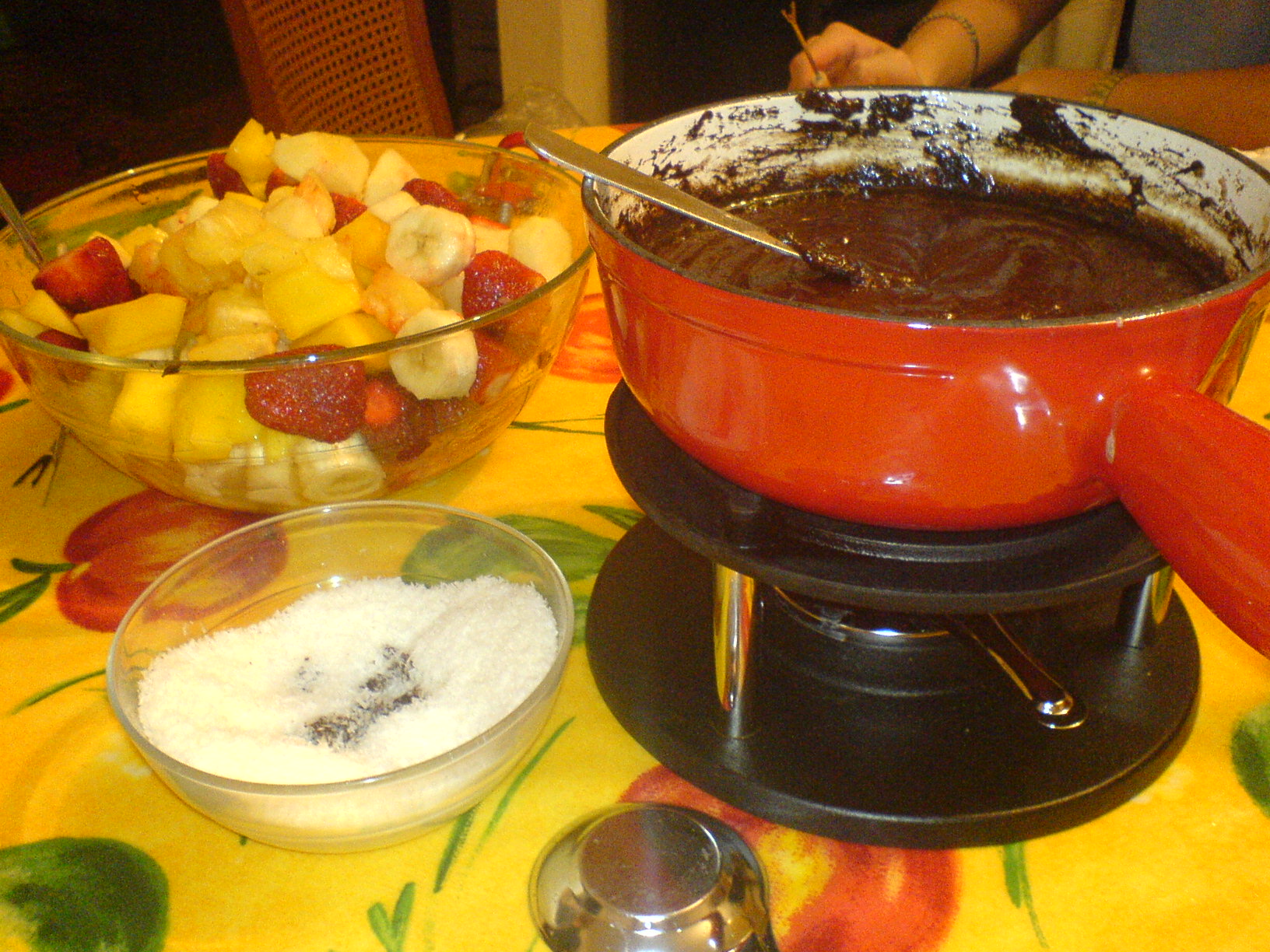 Chocolate Fondue: A Social Dessert Experience (image credits: wikimedia)