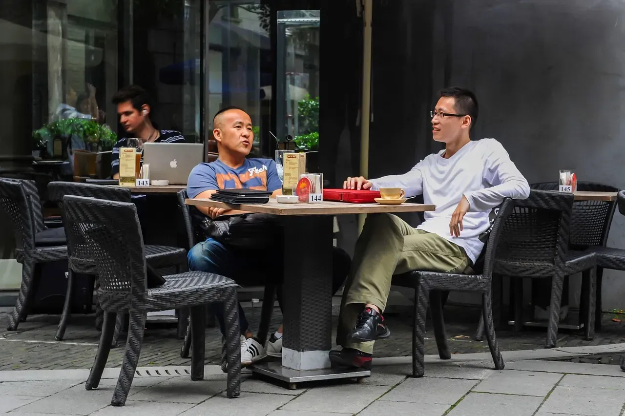 The Dynamic Between Your Dining Companions Speaks Volumes (Image Credits: Pixabay)