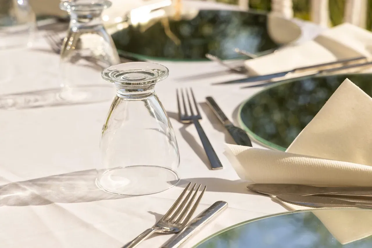 Mistake 3: Placing the Napkin on the Table When You Step Away (Image Credits: Pixabay)