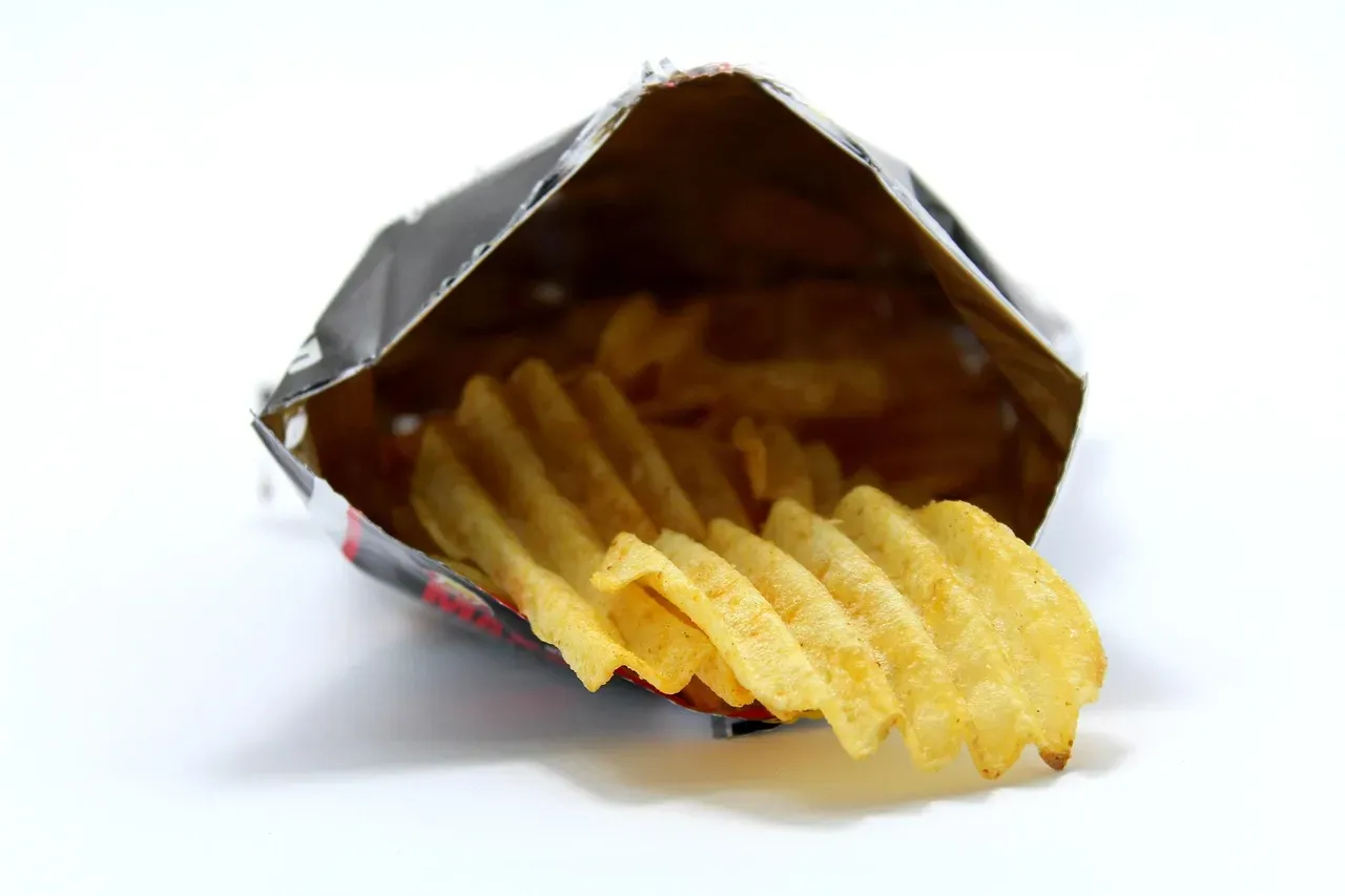 4. Potato Chips and Snacks: A Bag of Air at a Premium Price (Image Credits: Pixabay)
