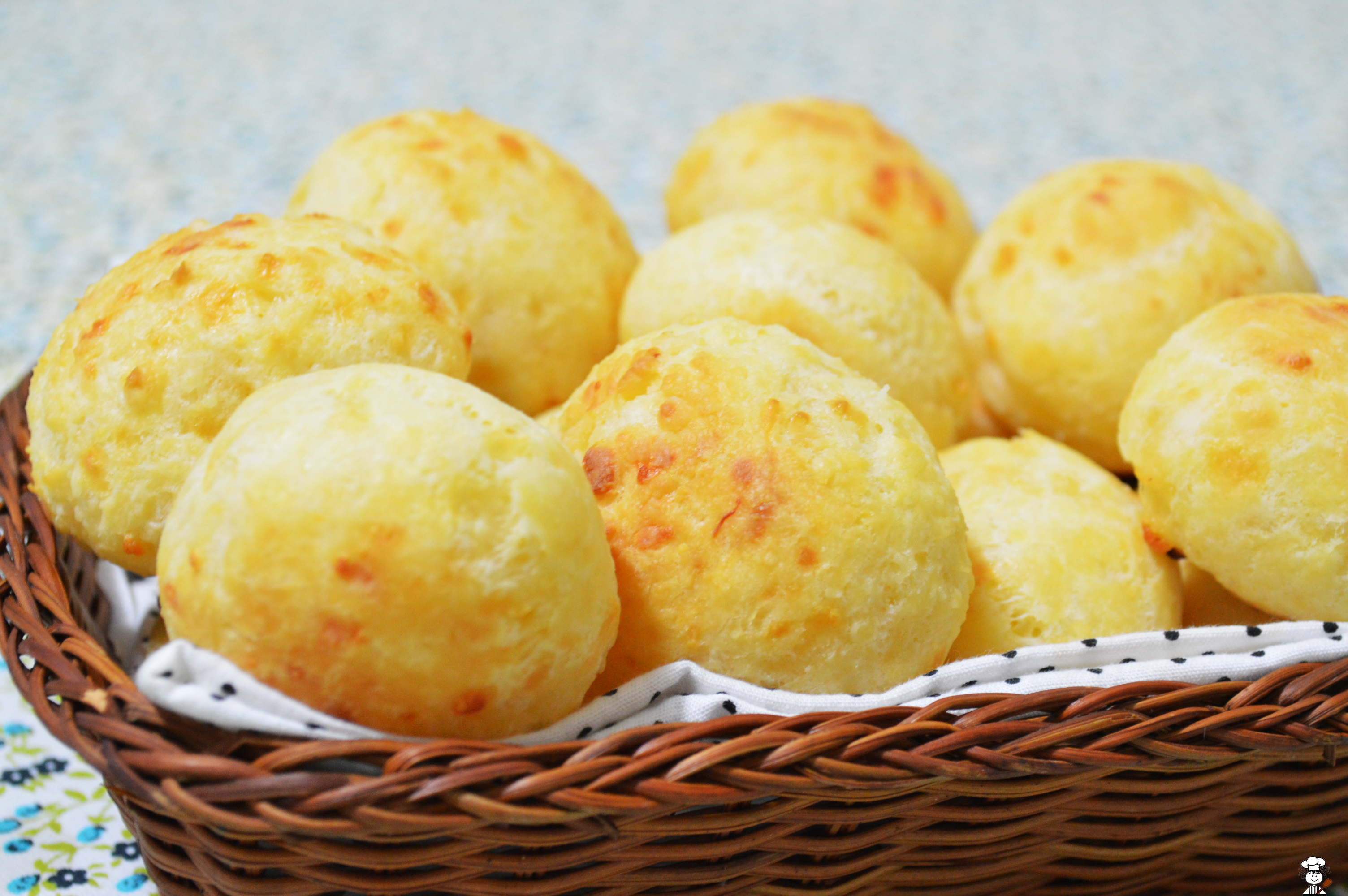 Brazilian Pão de Queijo – Cheesy Clouds of Joy (image credits: wikimedia)