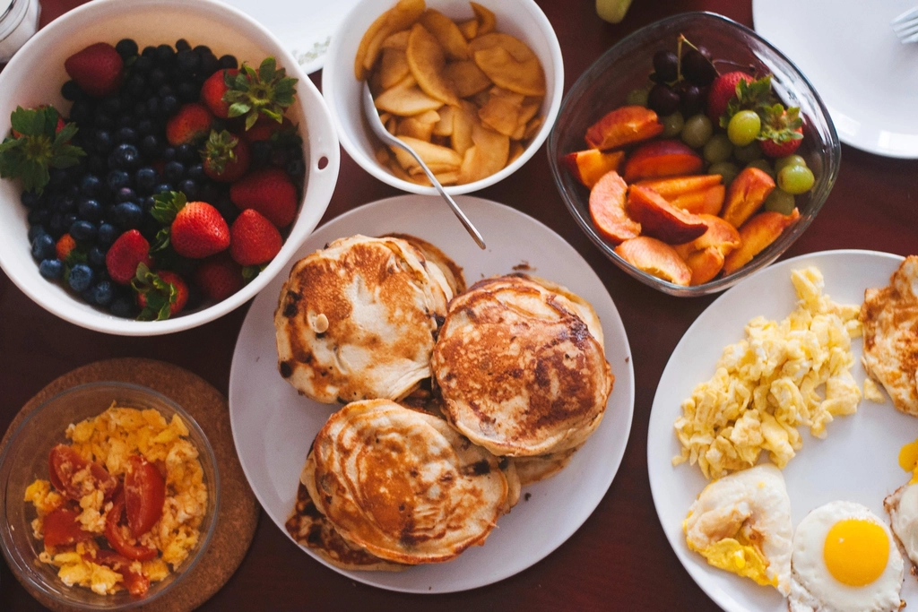 Breakfast for Dinner: A Comforting Classic (image credits: rawpixel)