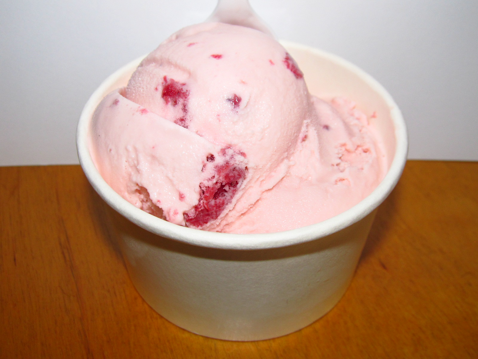 Tutti Frutti (image credits: Joe's Ice Cream Strawberry Ice Cream, CC BY-SA 2.0, https://commons.wikimedia.org/w/index.php?curid=78707207)