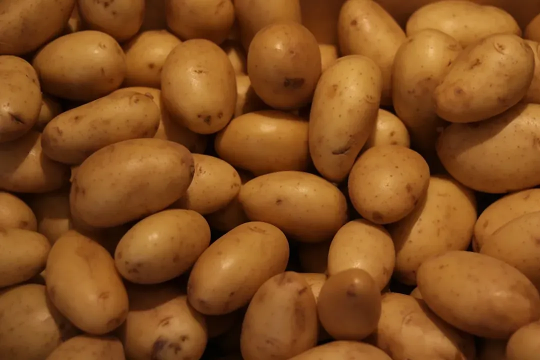 1. Potatoes: The Skin Does the Heavy Lifting (Image Credits: Unsplash)