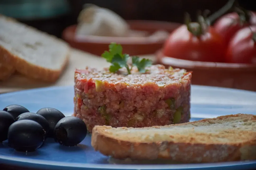 10. Putting Cooked Food Back on a Raw Meat Plate (Image Credits: Unsplash)