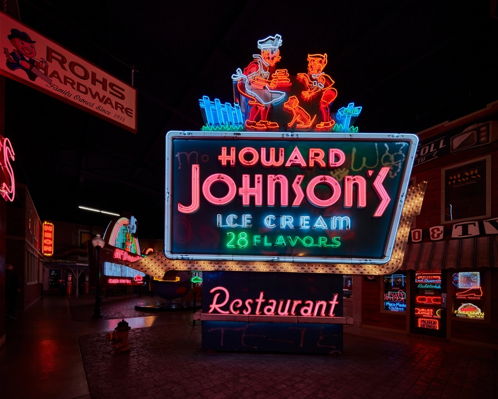 Howard Johnson's: The Orange-Roofed Highway Kingdom (Image Credits: Rawpixel)