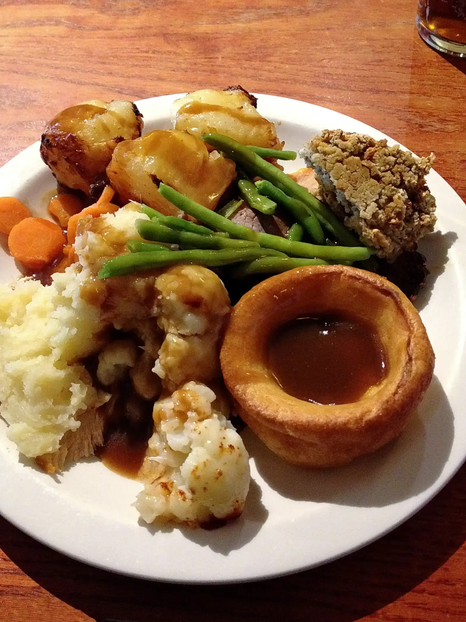 Capricorn (December 22 – January 19): A Classic Roast Dinner for the Long-Game Thinker (Image Credits: Wikimedia)