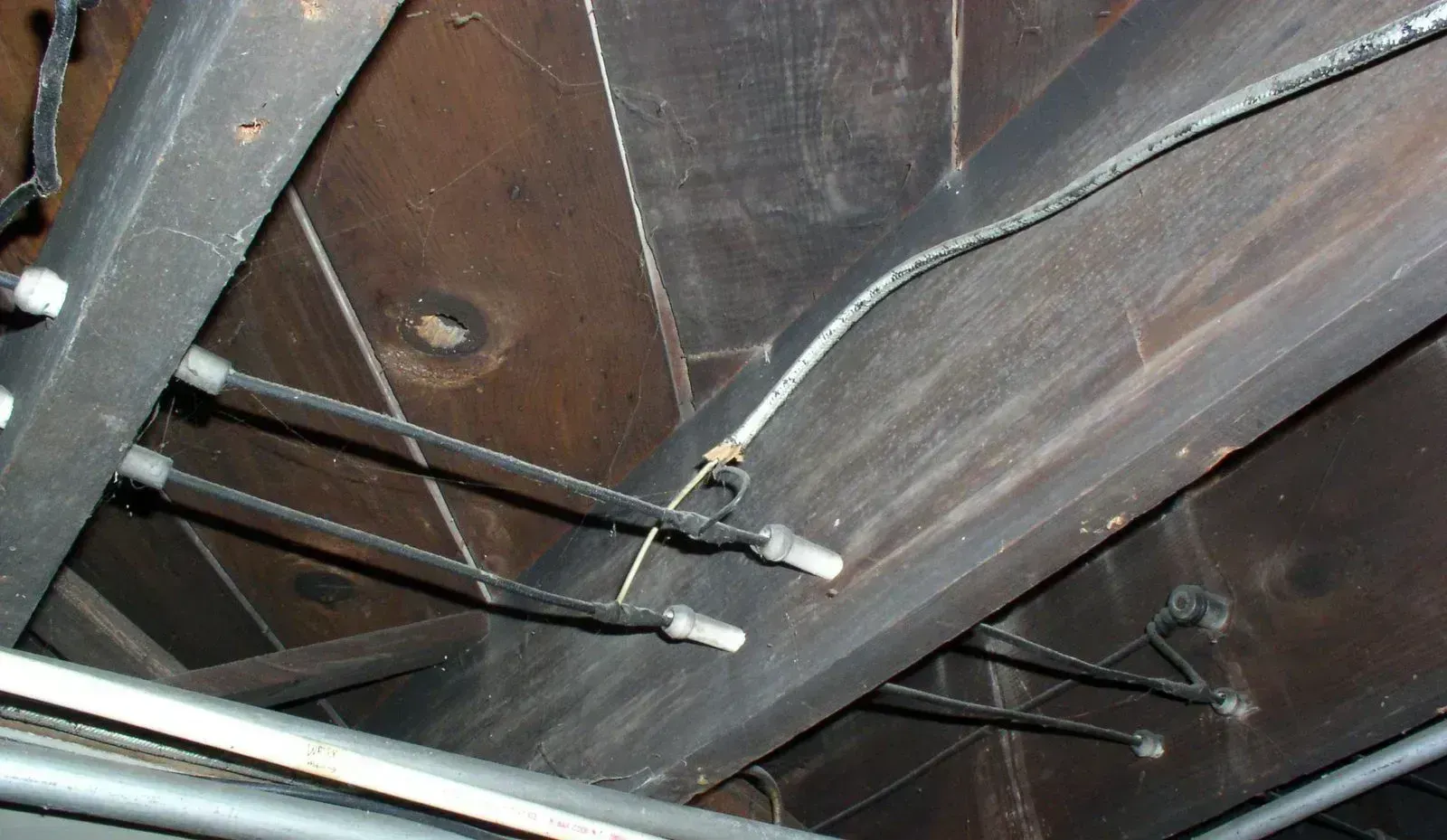 Taped Wire Splices Without Junction Boxes (Image Credits: Wikimedia)