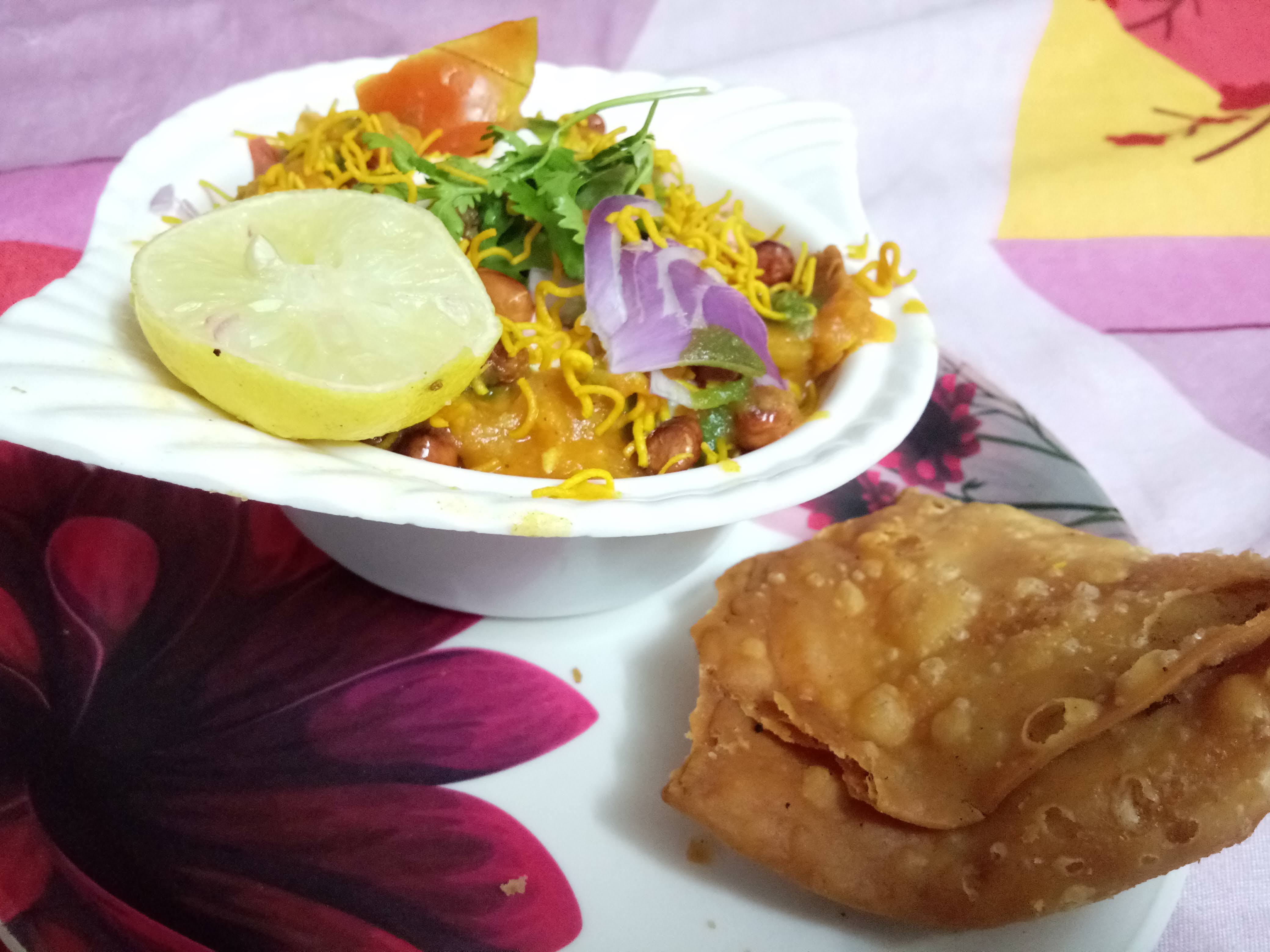 Samosa Chaat: A Flavorful Indian Snack (image credits: wikimedia)