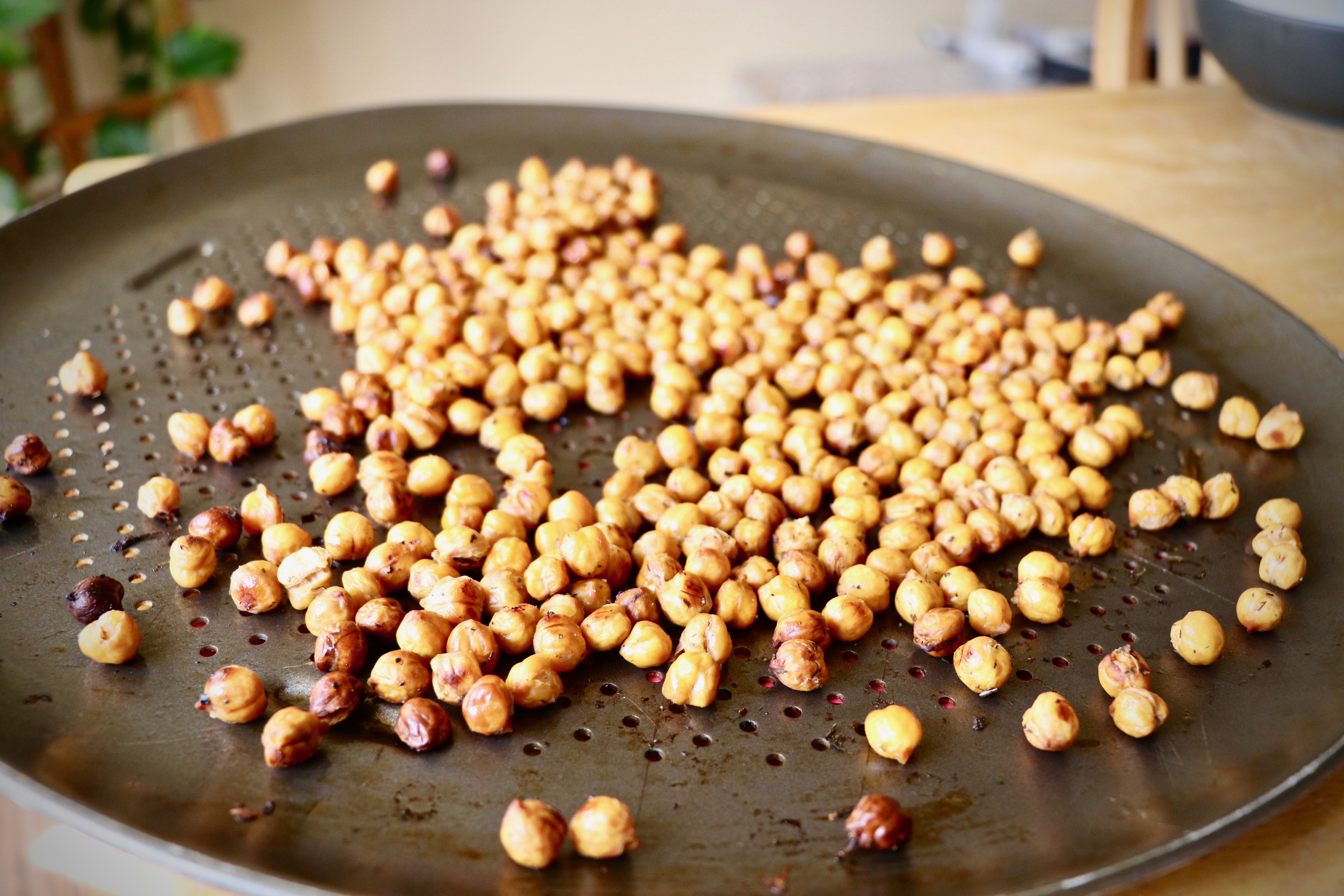 2. Roasted Chickpeas: Crunchy, Satisfying, and Scientifically Backed (image credits: wikimedia)