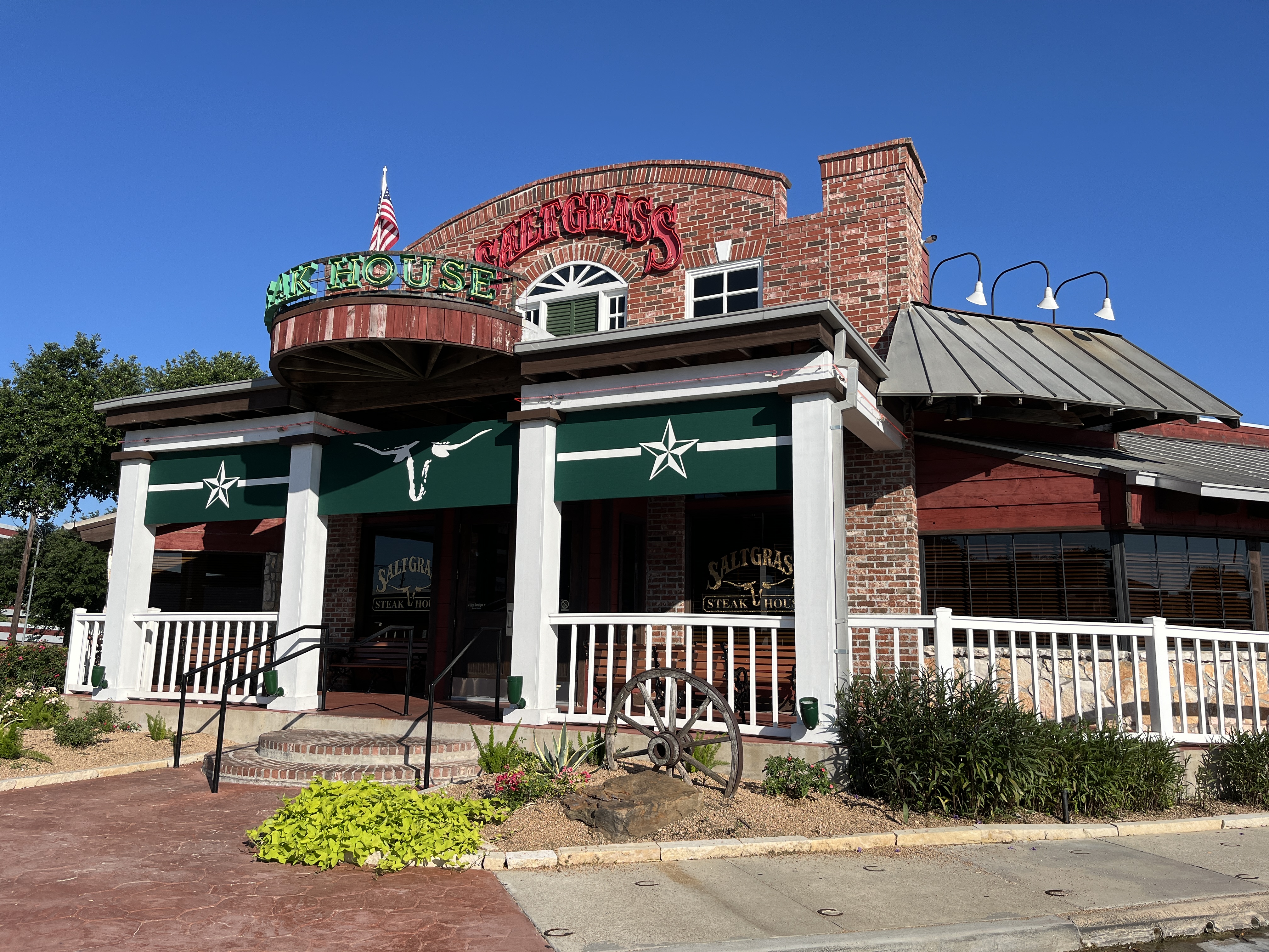 Saltgrass Steak House: Texas Heritage and Pat's Ribeye (image credits: By Another Believer, CC BY-SA 4.0, https://commons.wikimedia.org/w/index.php?curid=149284811)