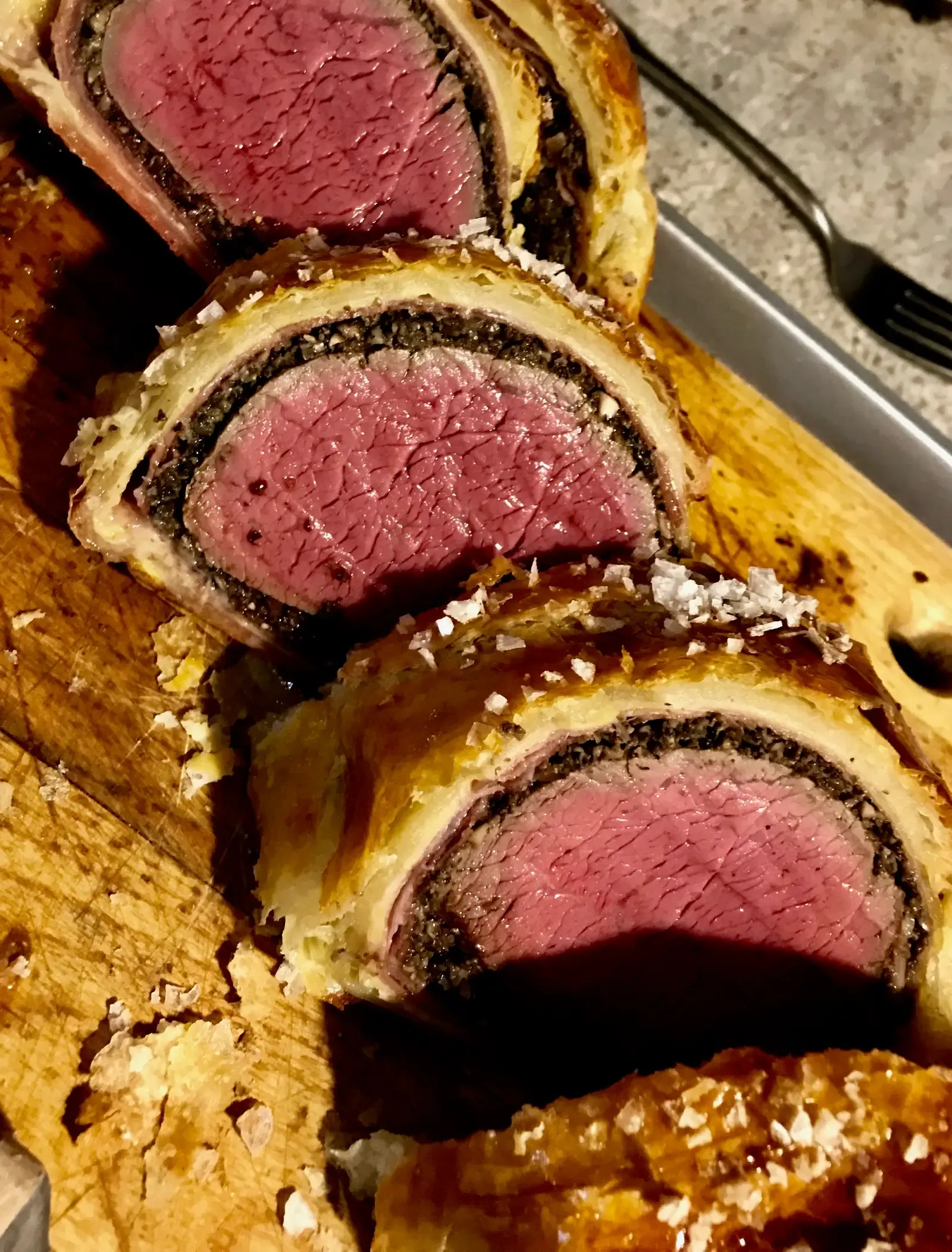 4. Beef Wellington: The Crown Jewel of Dinner Party Cooking (Image Credits: Wikimedia)