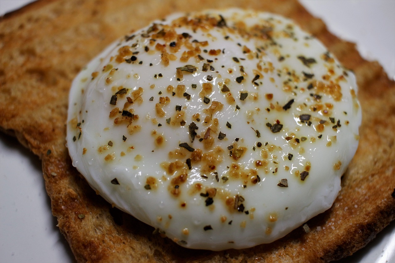 Poached Eggs: Elegant and Healthy (image credits: pixabay)