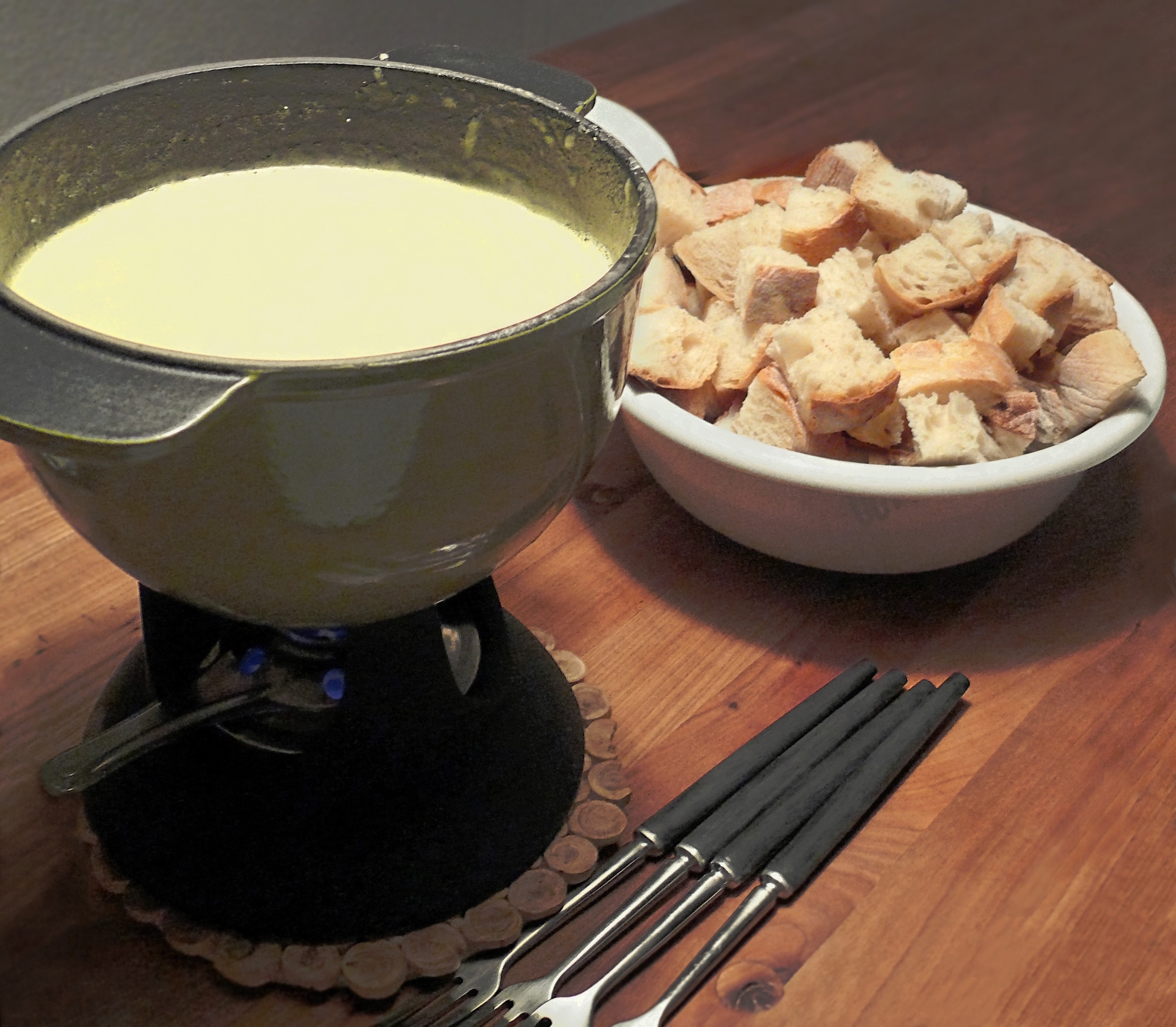 Cheese Fondue: Interactive Dining Revival (Image Credits: Wikimedia)