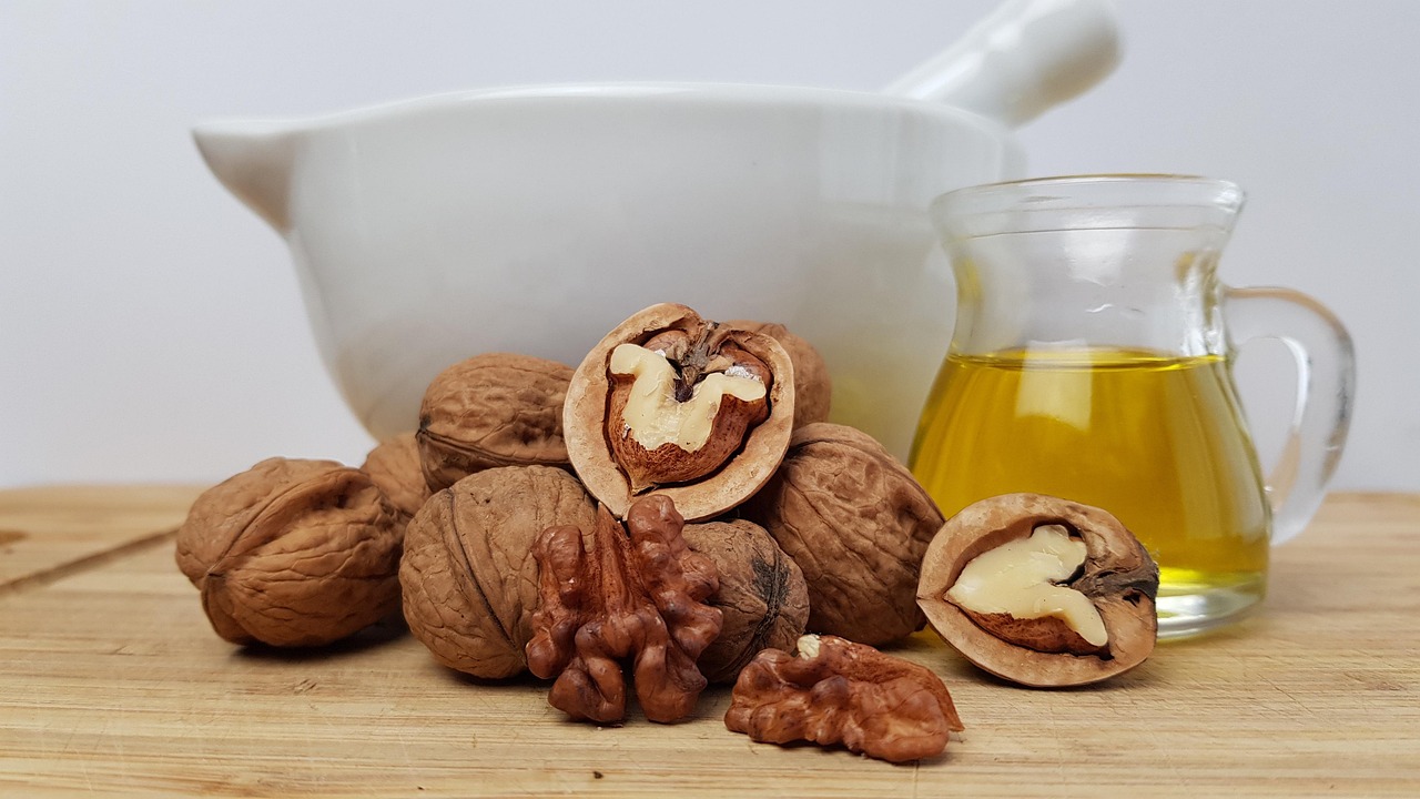 Walnut Oil: Delicate, Aromatic, and Omega-Rich (image credits: pixabay)