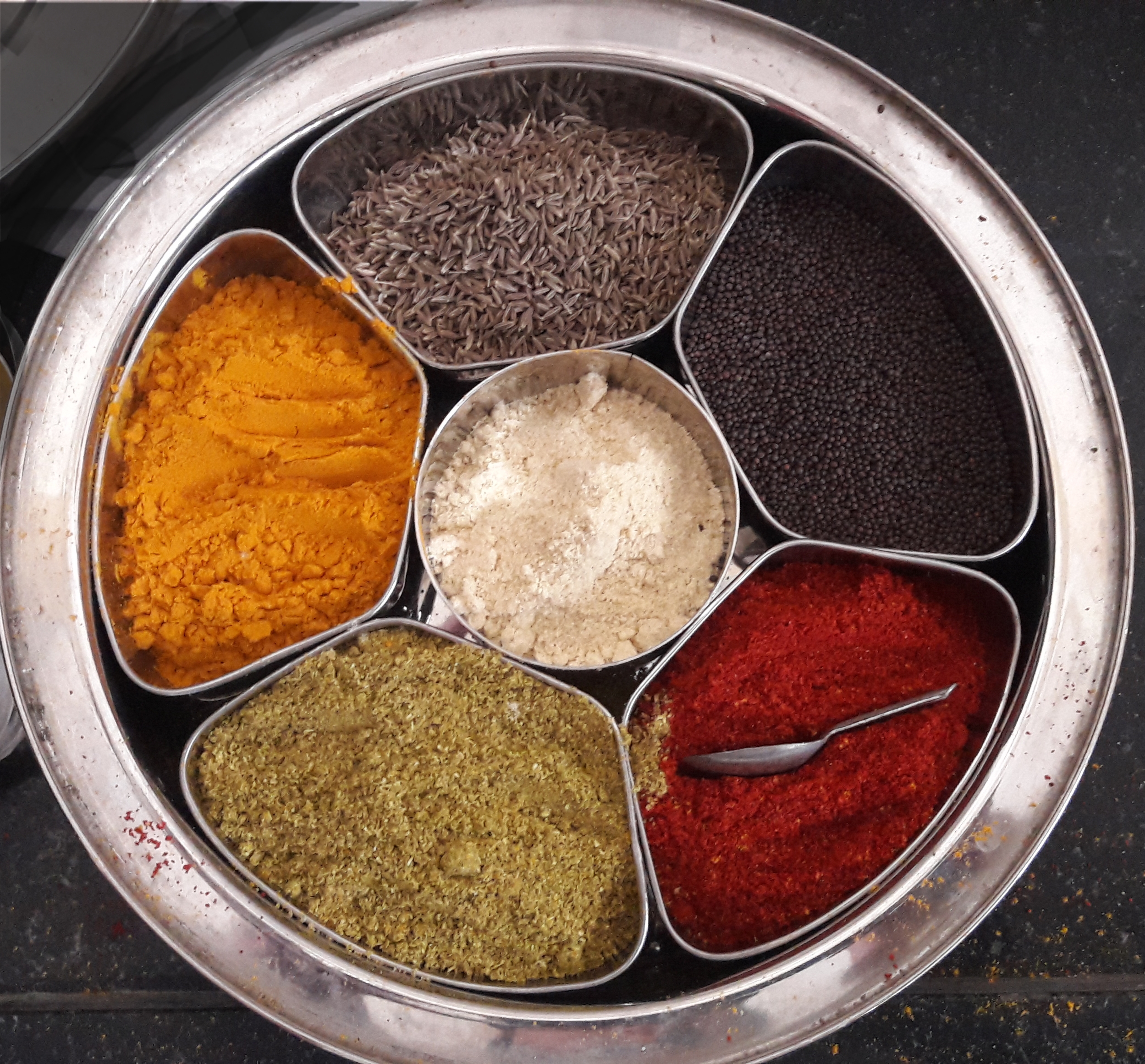 Paprika: The Brilliant Spice That Turns Into Red Dust (image credits: By Ketandelhiwala, CC BY-SA 4.0, https://commons.wikimedia.org/w/index.php?curid=87384655)