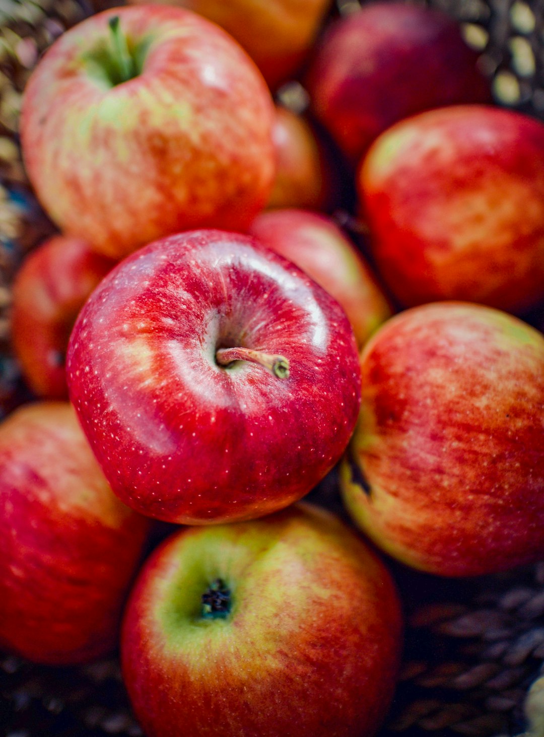 Apples: Crunchy Fiber for Long-Lasting Fullness (image credits: unsplash)