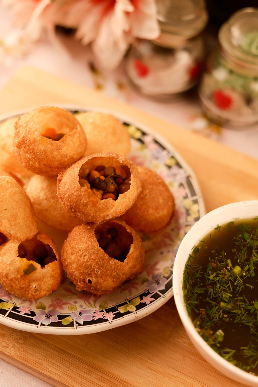 Pani Puri: India's Interactive Street Food Experience (image credits: pixabay)