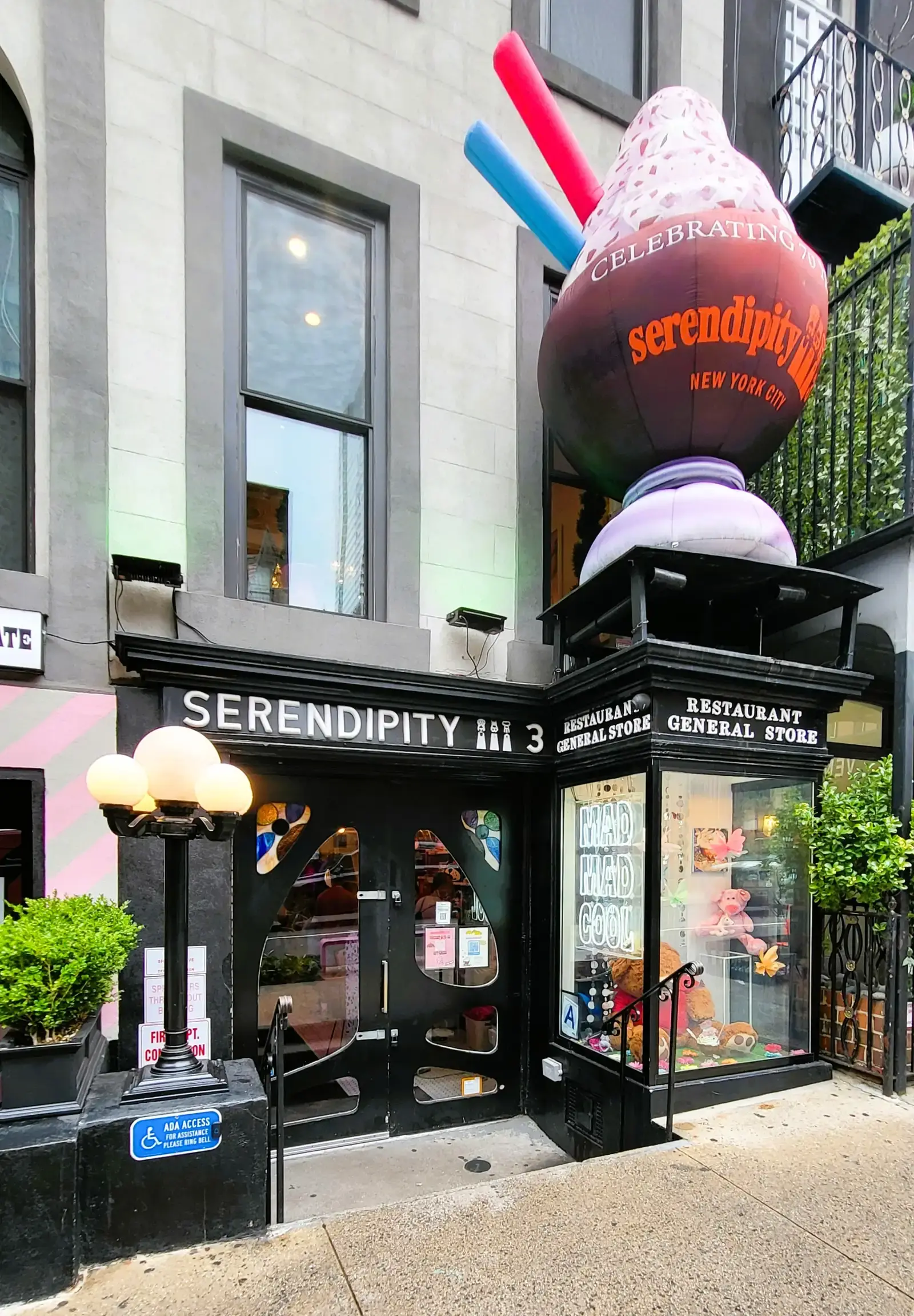 3. Serendipity 3 – New York City, NY (By Ludmila Zellner Rotbauerová, CC BY-SA 4.0)